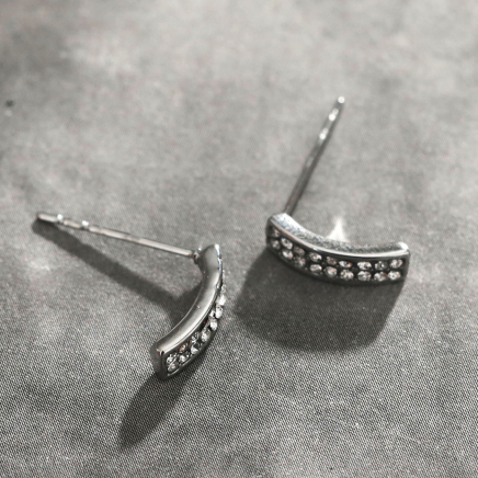 Curved bar hot sale stud earrings