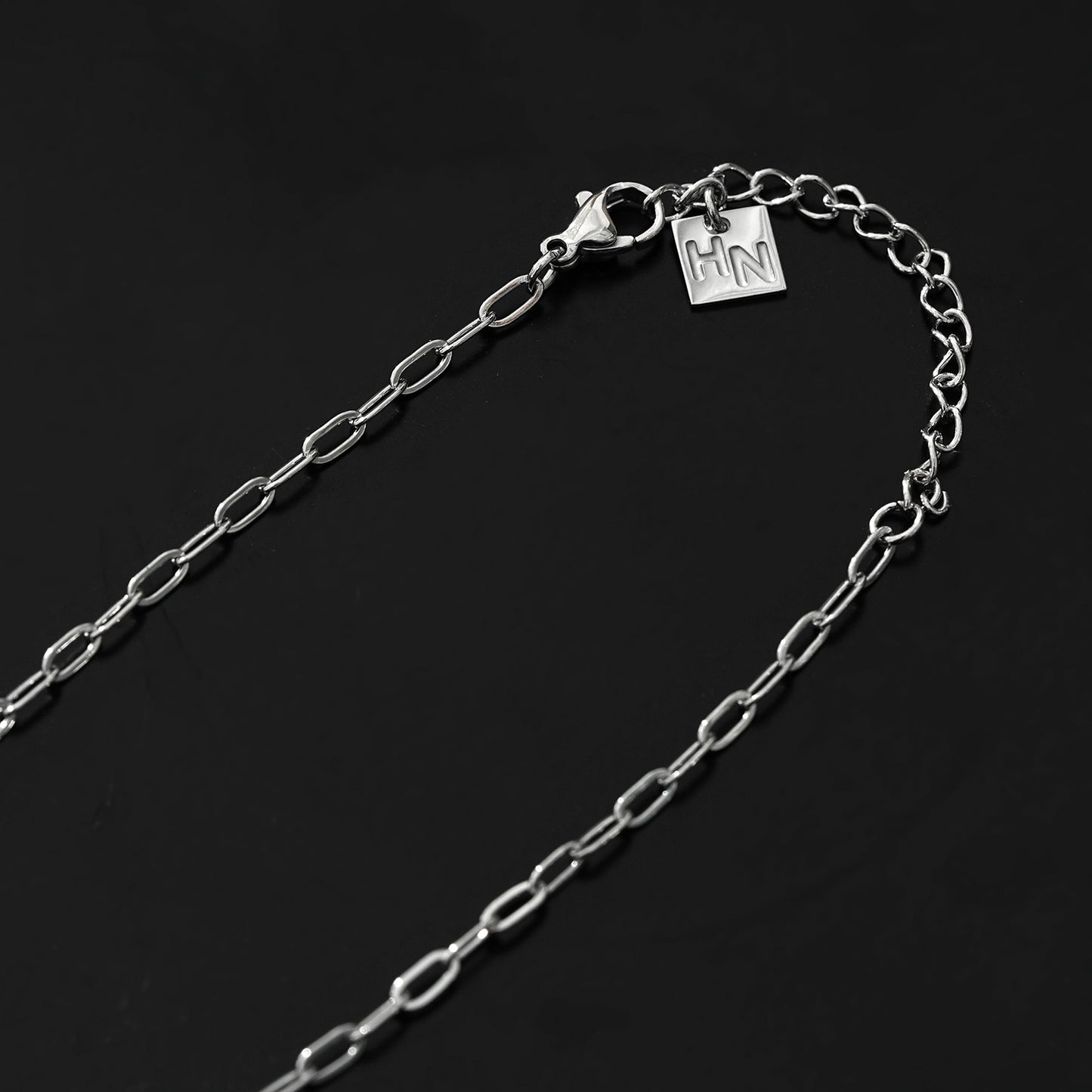 Style ALARA: Mini Paper Clip Chain Anchoring a Patterned Heart Charm in Silver