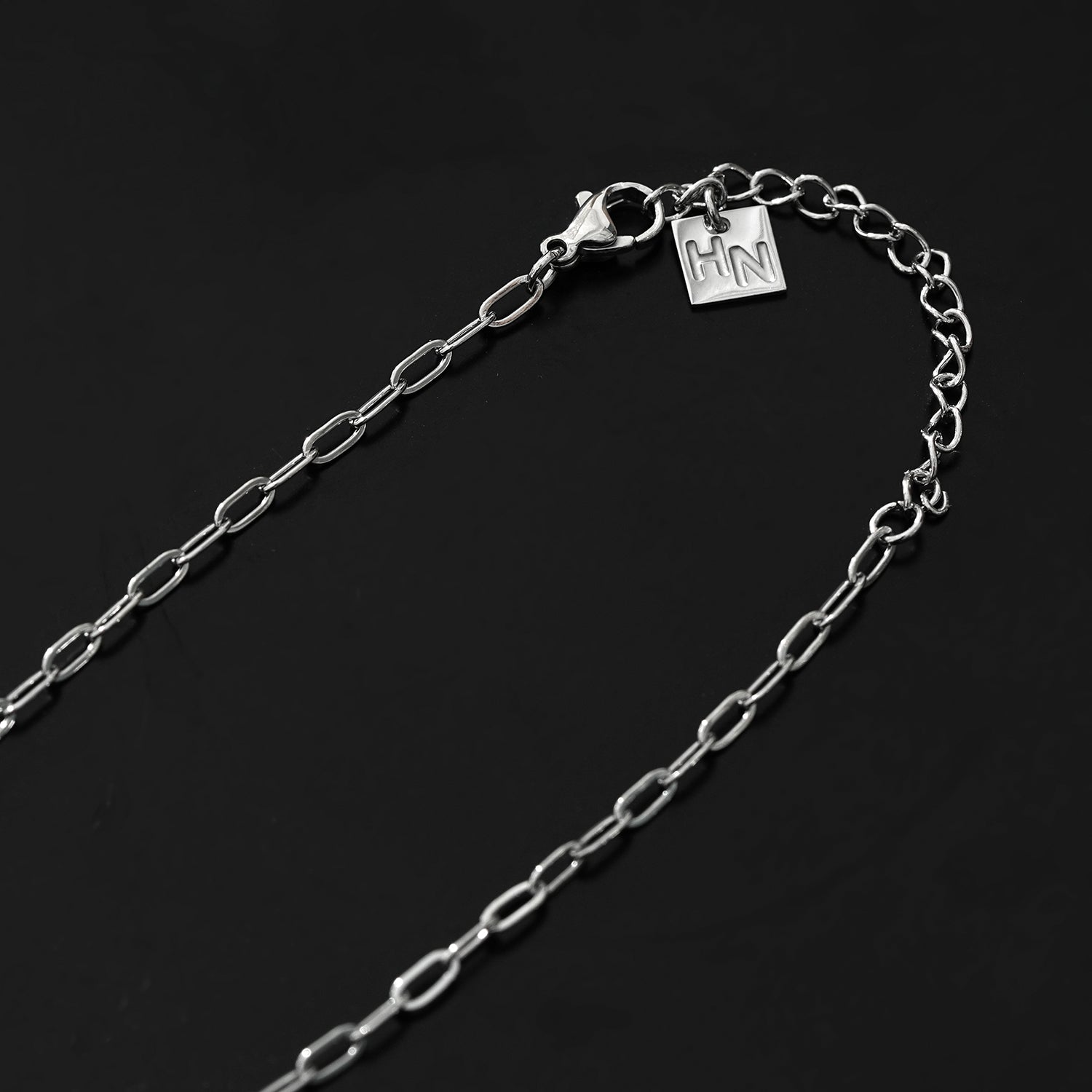 Style ALARA: Mini Paper Clip Chain Anchoring a Patterned Heart Charm in Silver