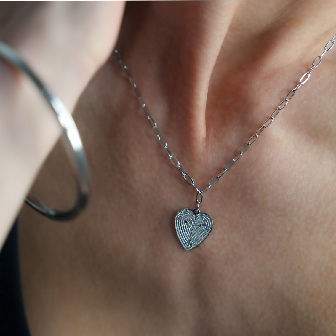 Style ALARA: Mini Paper Clip Chain Anchoring a Patterned Heart Charm in Silver