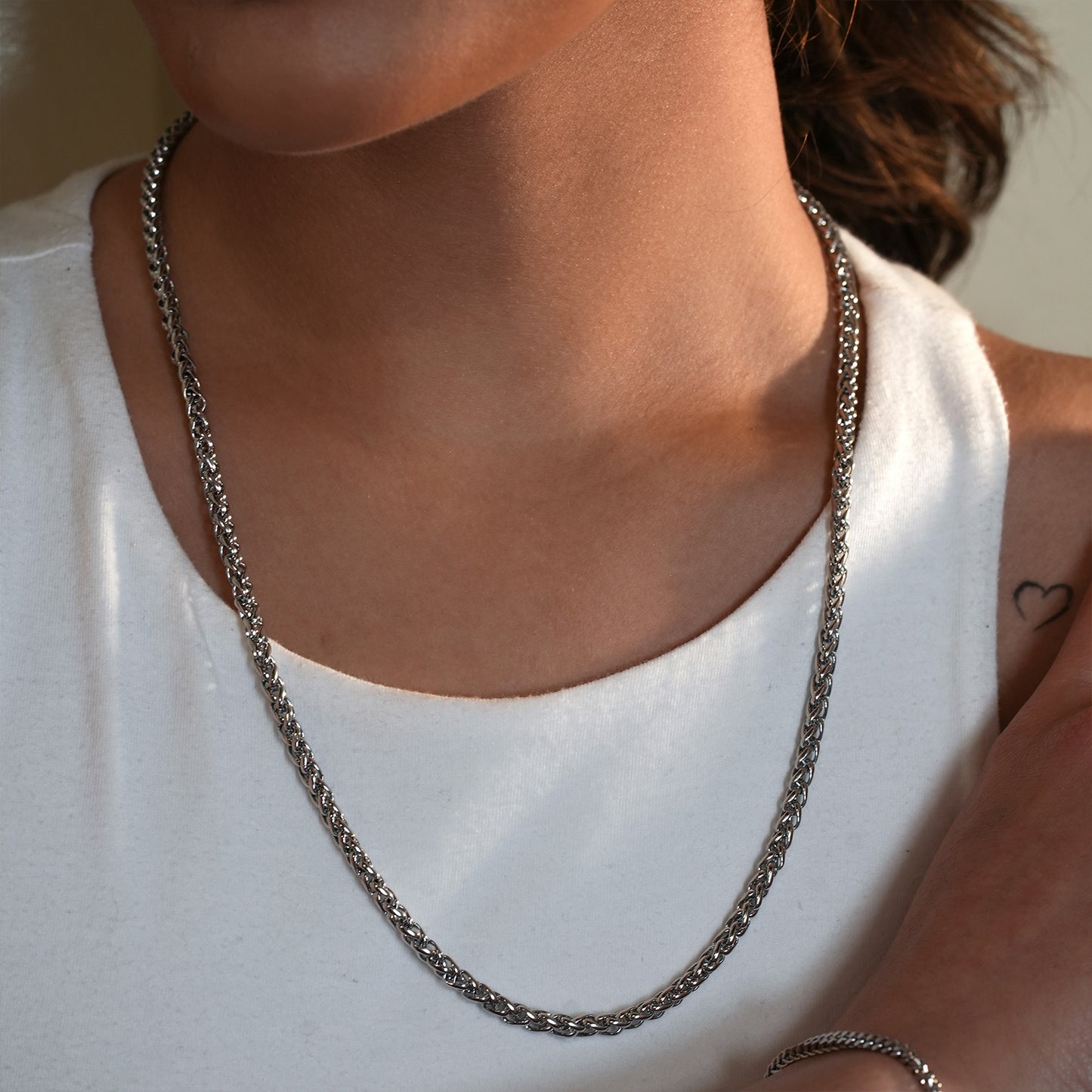 Style ALGATE: Bold Elegance - Chunky Mid-Width Byzantine Chain Necklace in Silver.