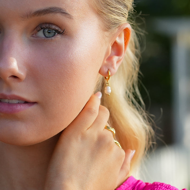 ALEX: Mini Hoop Earrings with Natural Freshwater Pearl Charm – Elegance in Every Detail