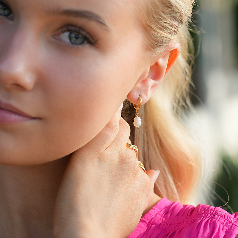 ALEX: Mini Hoop Earrings with Natural Freshwater Pearl Charm – Elegance in Every Detail