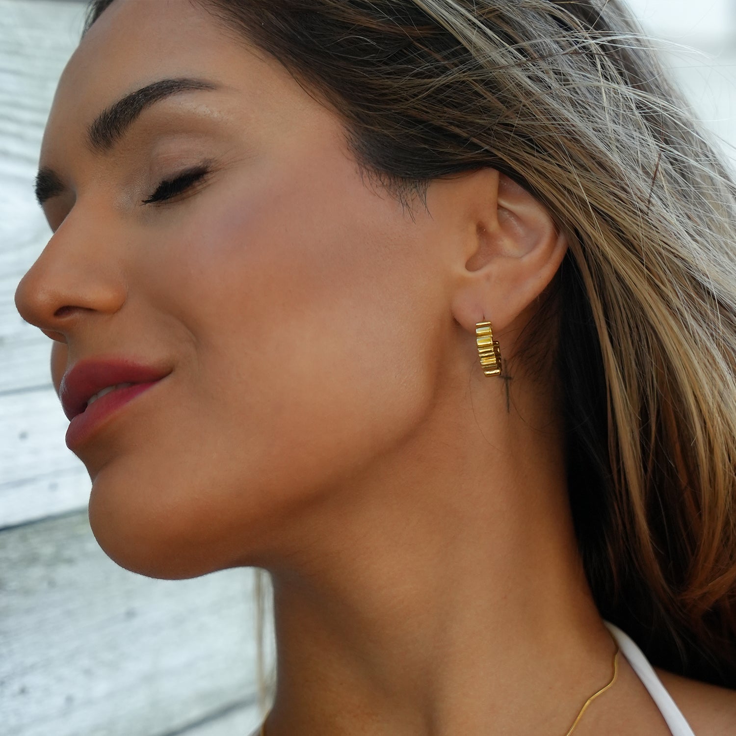 Style ALMORA: Retro-Inspired Wriggly Shaped Hoop Earrings in Gold