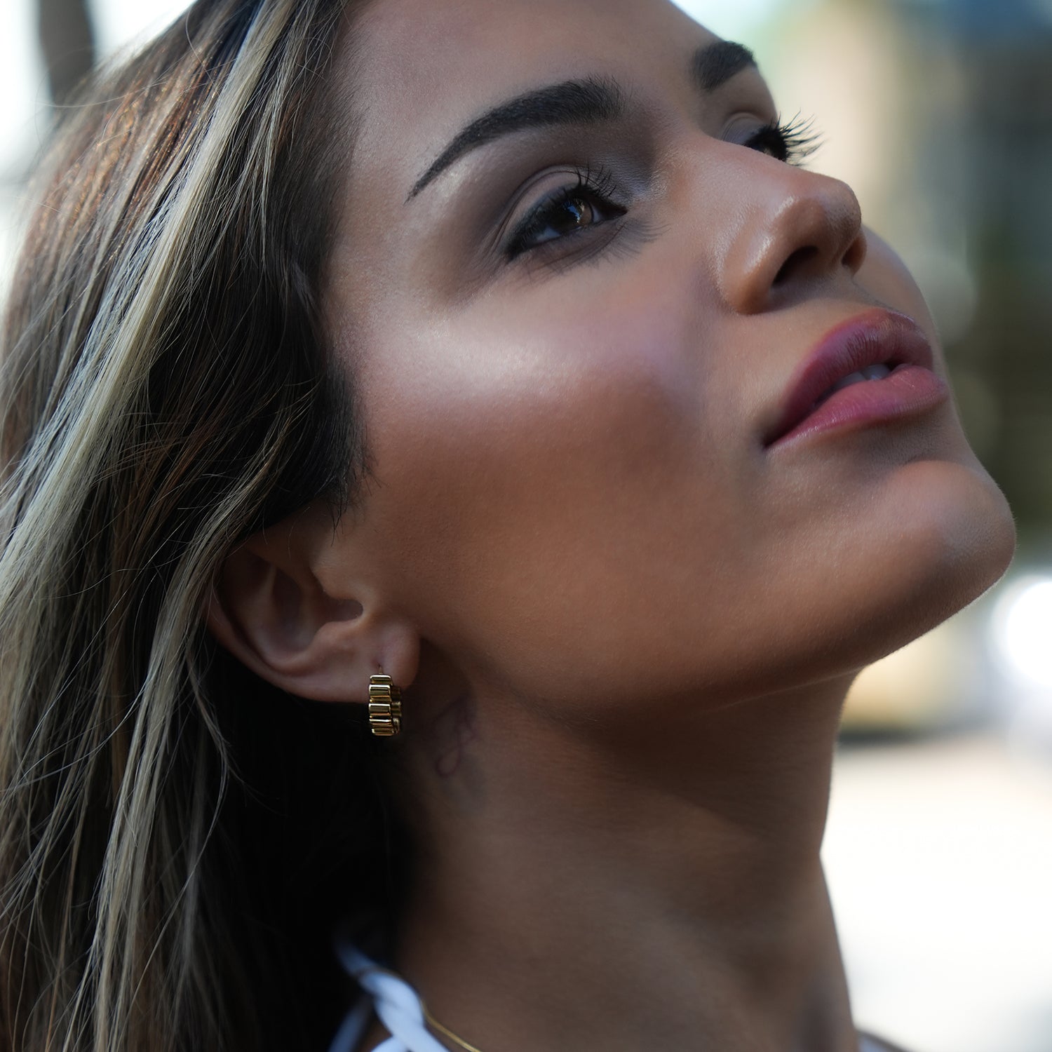 Style ALMORA: Retro-Inspired Wriggly Shaped Hoop Earrings in Gold