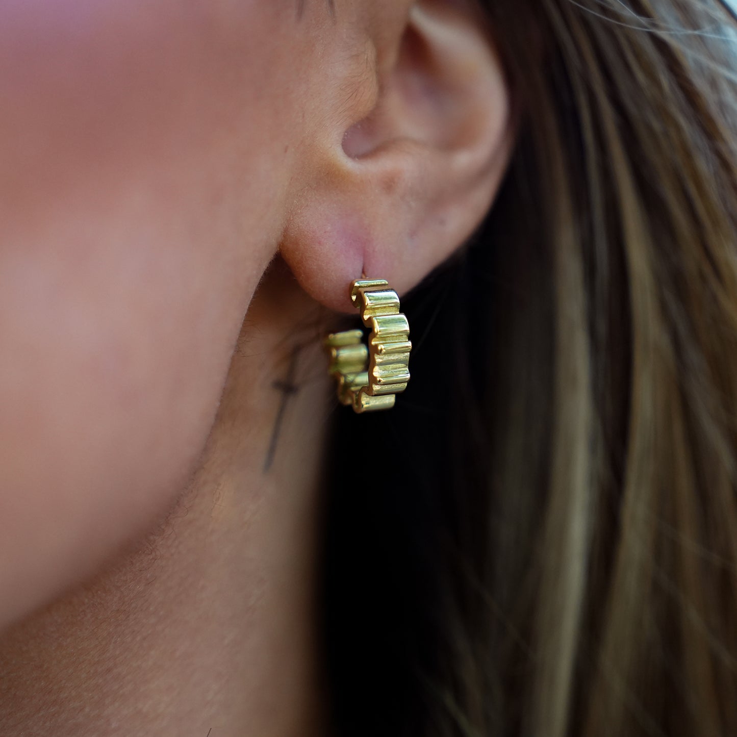 Style ALMORA: Retro-Inspired Wriggly Shaped Hoop Earrings in Gold