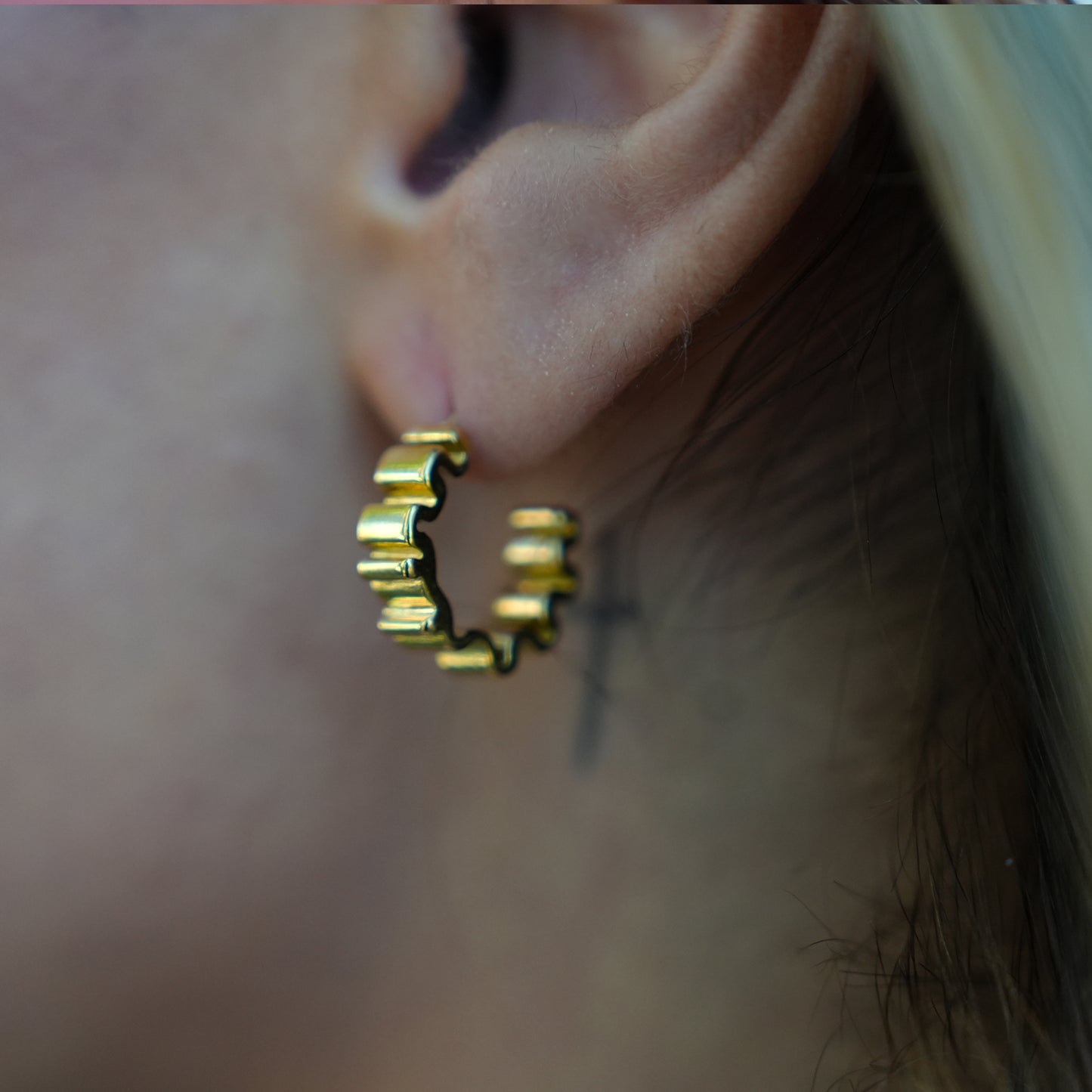 Style ALMORA: Retro-Inspired Wriggly Shaped Hoop Earrings in Gold