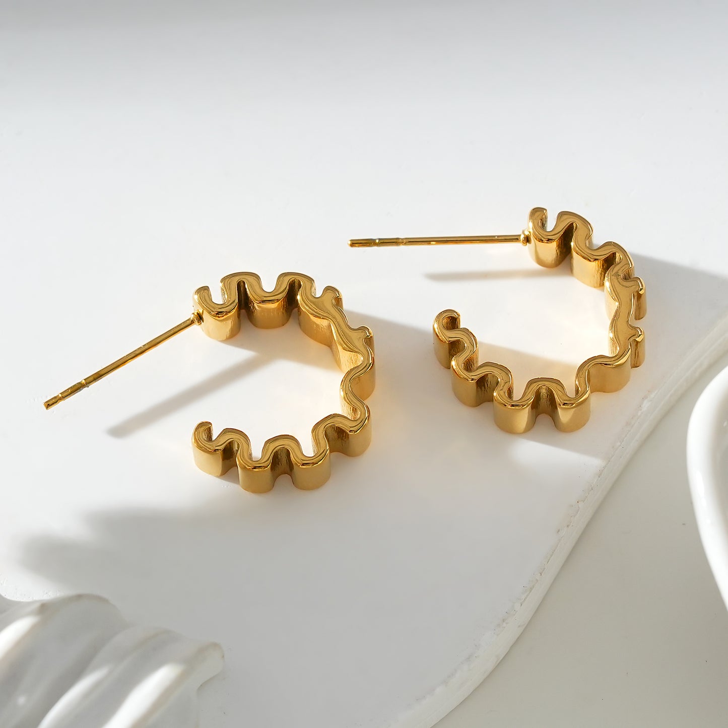 Style ALMORA: Retro-Inspired Wriggly Shaped Hoop Earrings in Gold