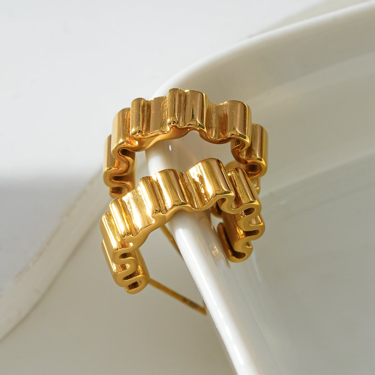 Style ALMORA: Retro-Inspired Wriggly Shaped Hoop Earrings in Gold