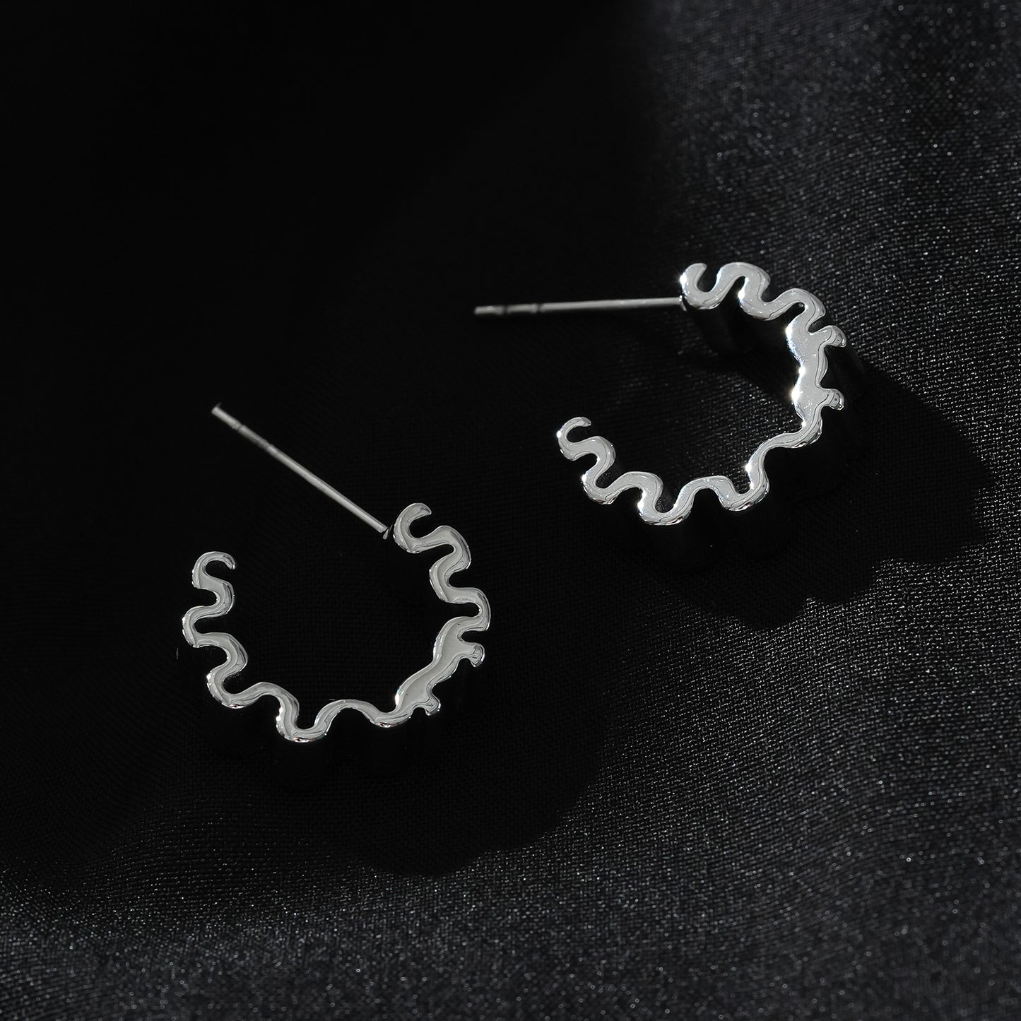 Style ALMORA: Retro-Inspired Wriggly Shaped Hoop Earrings in White Gold (Silver Toned)