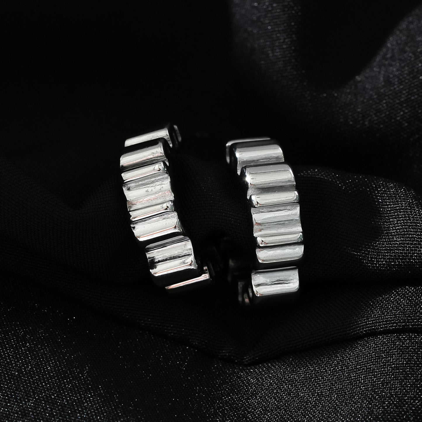 Style ALMORA: Retro-Inspired Wriggly Shaped Hoop Earrings in White Gold (Silver Toned)