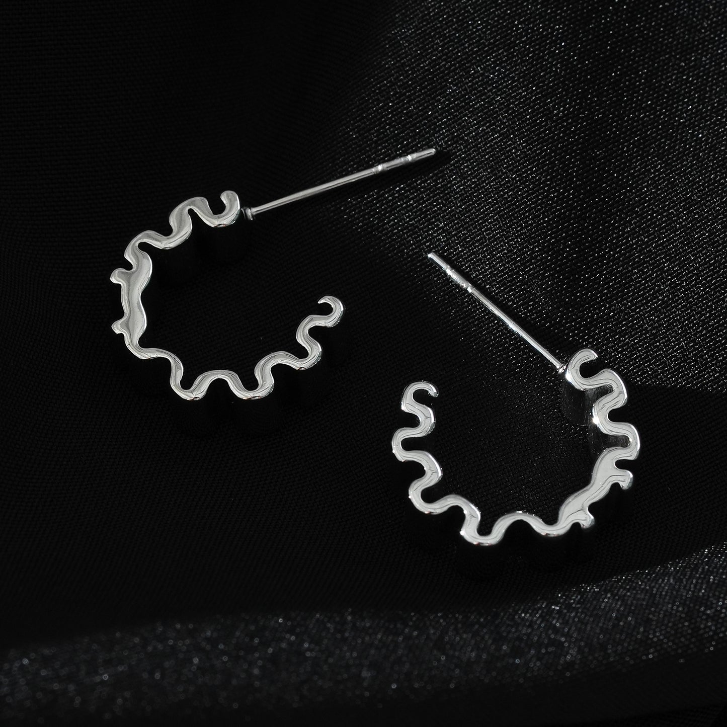 Style ALMORA: Retro-Inspired Wriggly Shaped Hoop Earrings in White Gold (Silver Toned)