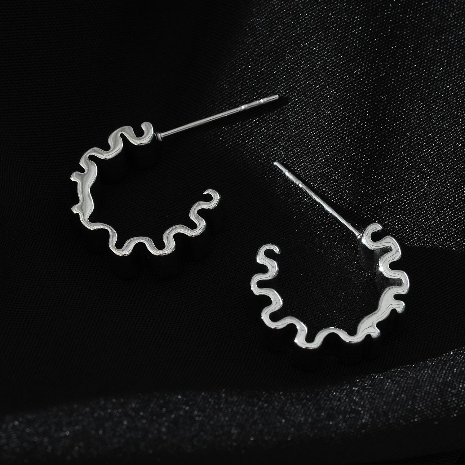 Style ALMORA: Retro-Inspired Wriggly Shaped Hoop Earrings in White Gold (Silver Toned)