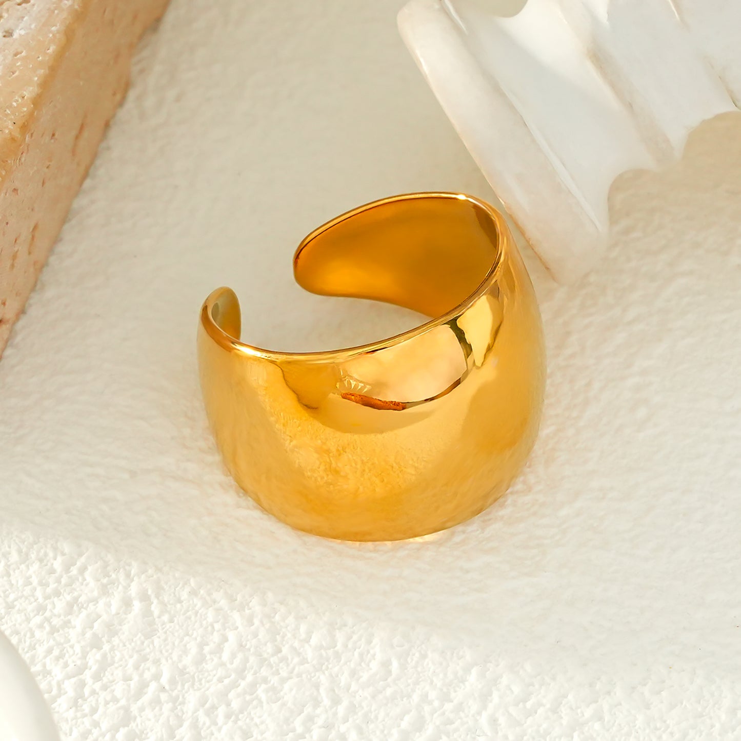 ARILOGO: Wide Band Modernist Gold Ring