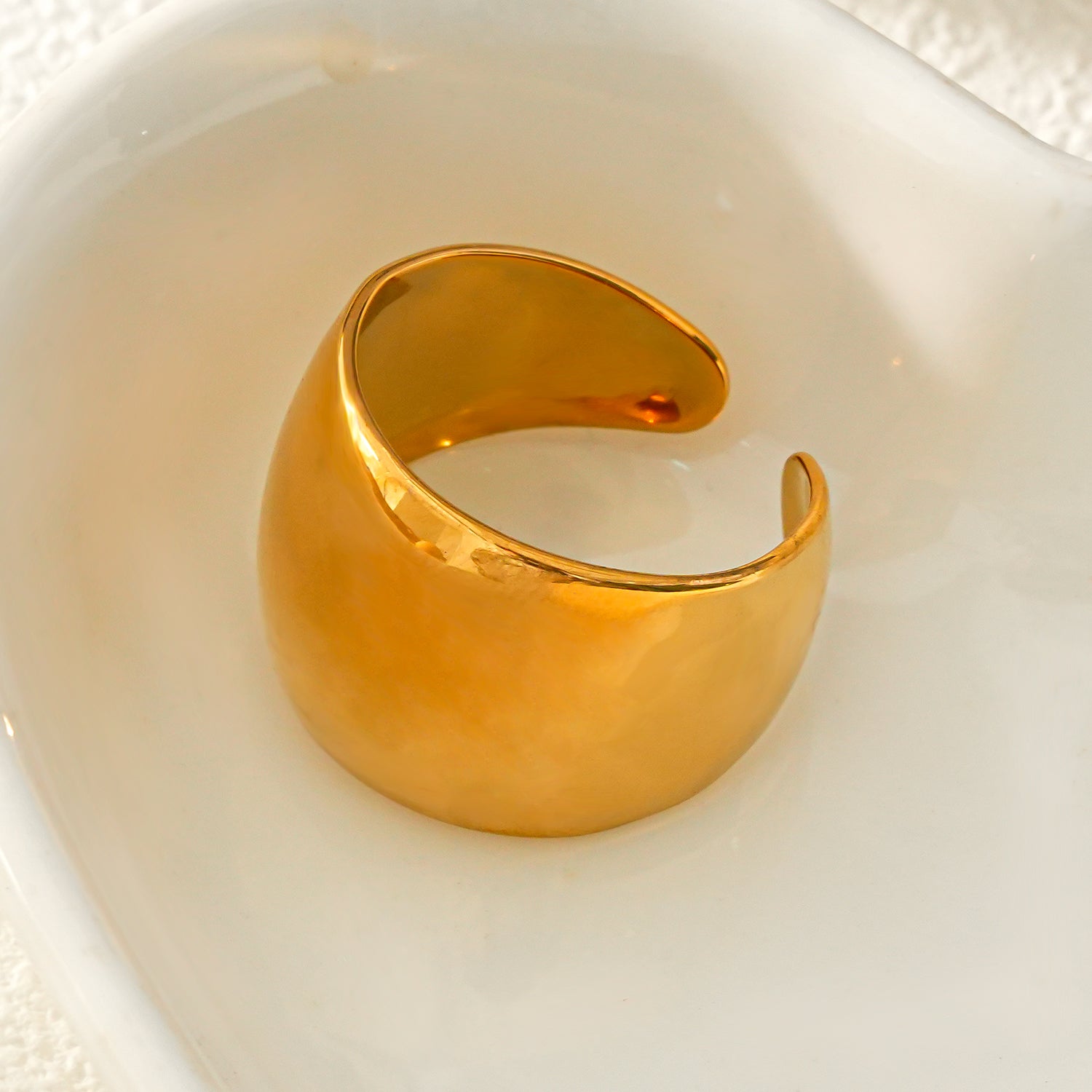 ARILOGO: Wide Band Modernist Gold Ring