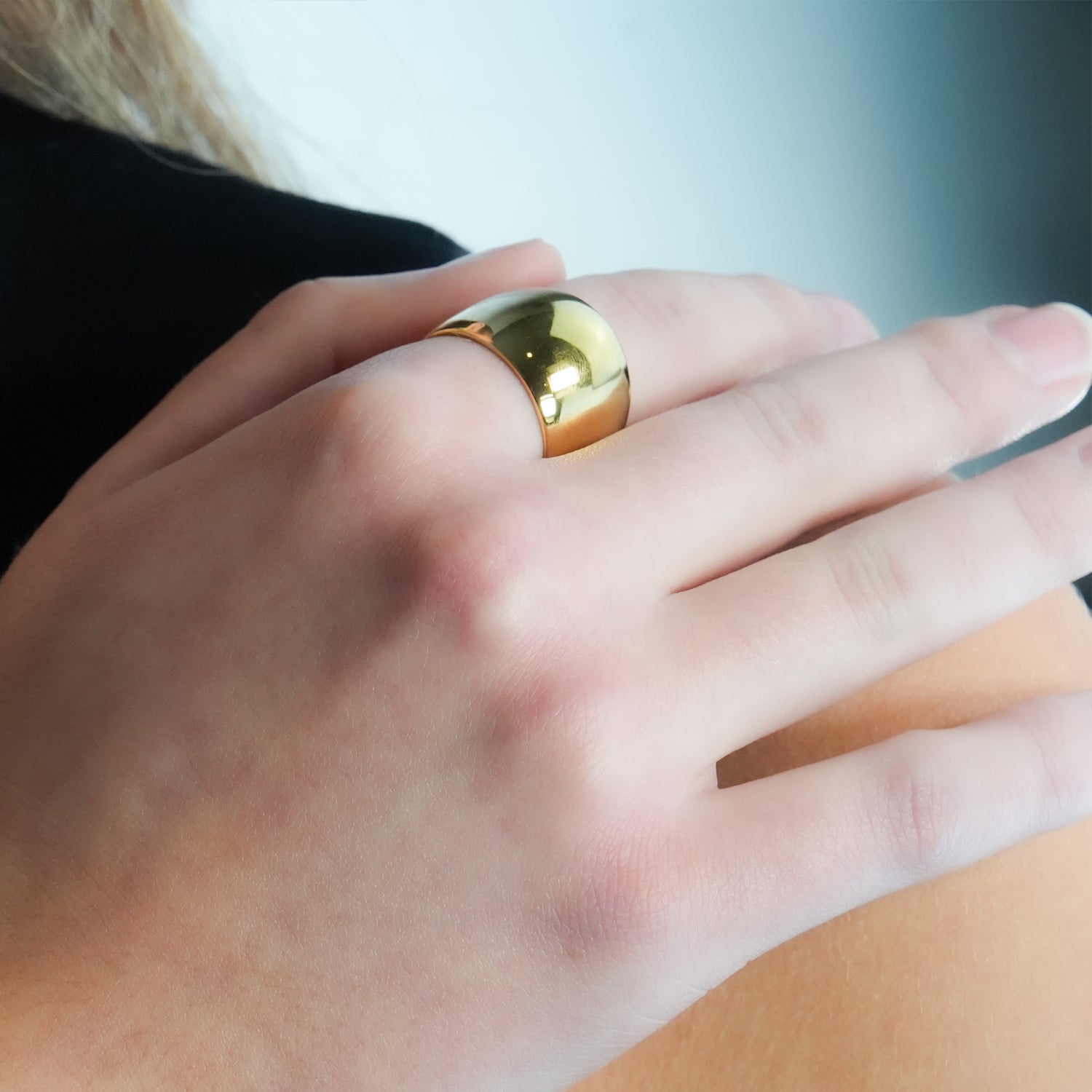 ARILOGO: Wide Band Modernist Gold Ring