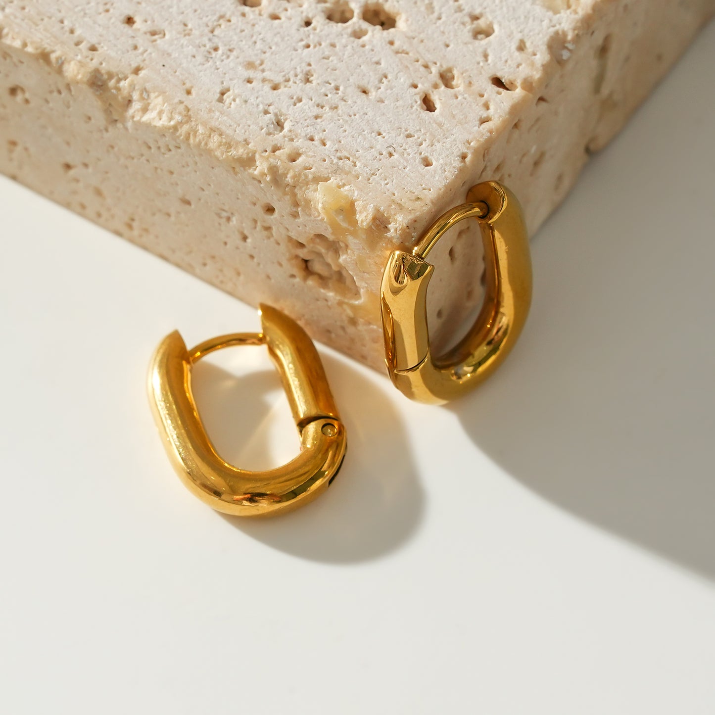 Style BISBEE: Rounded Corners Rectangular Mini Hoop in Gold