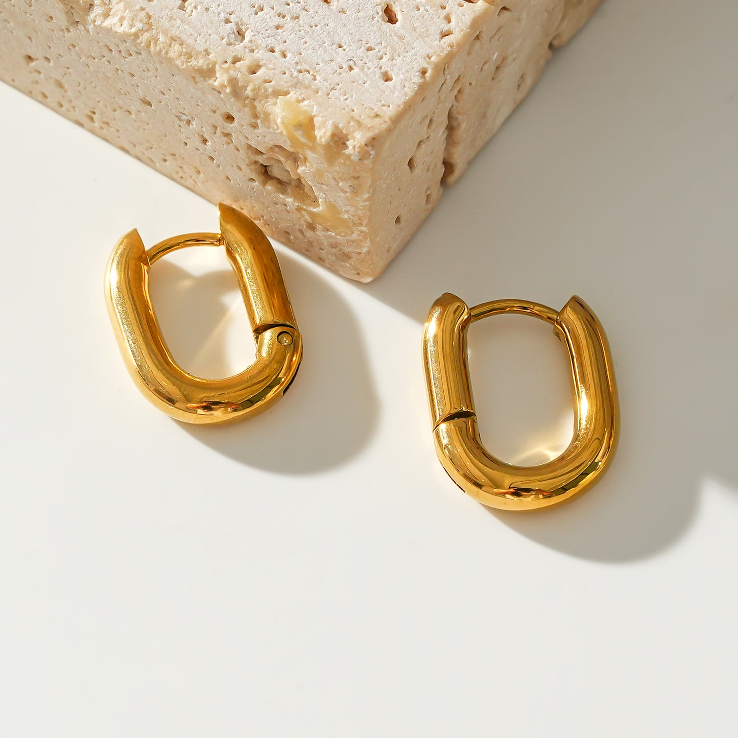 Style BISBEE: Rounded Corners Rectangular Mini Hoop in Gold