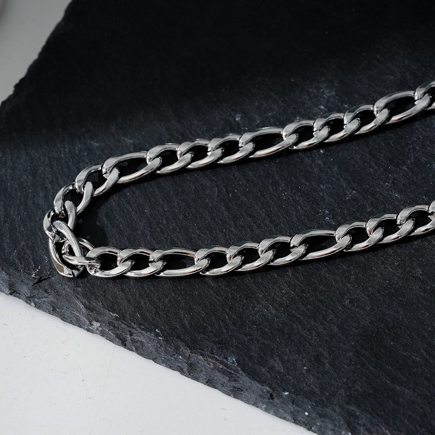 Style BROMLEY 6138: Cuban-Link Statement Chain Necklace in Silver.