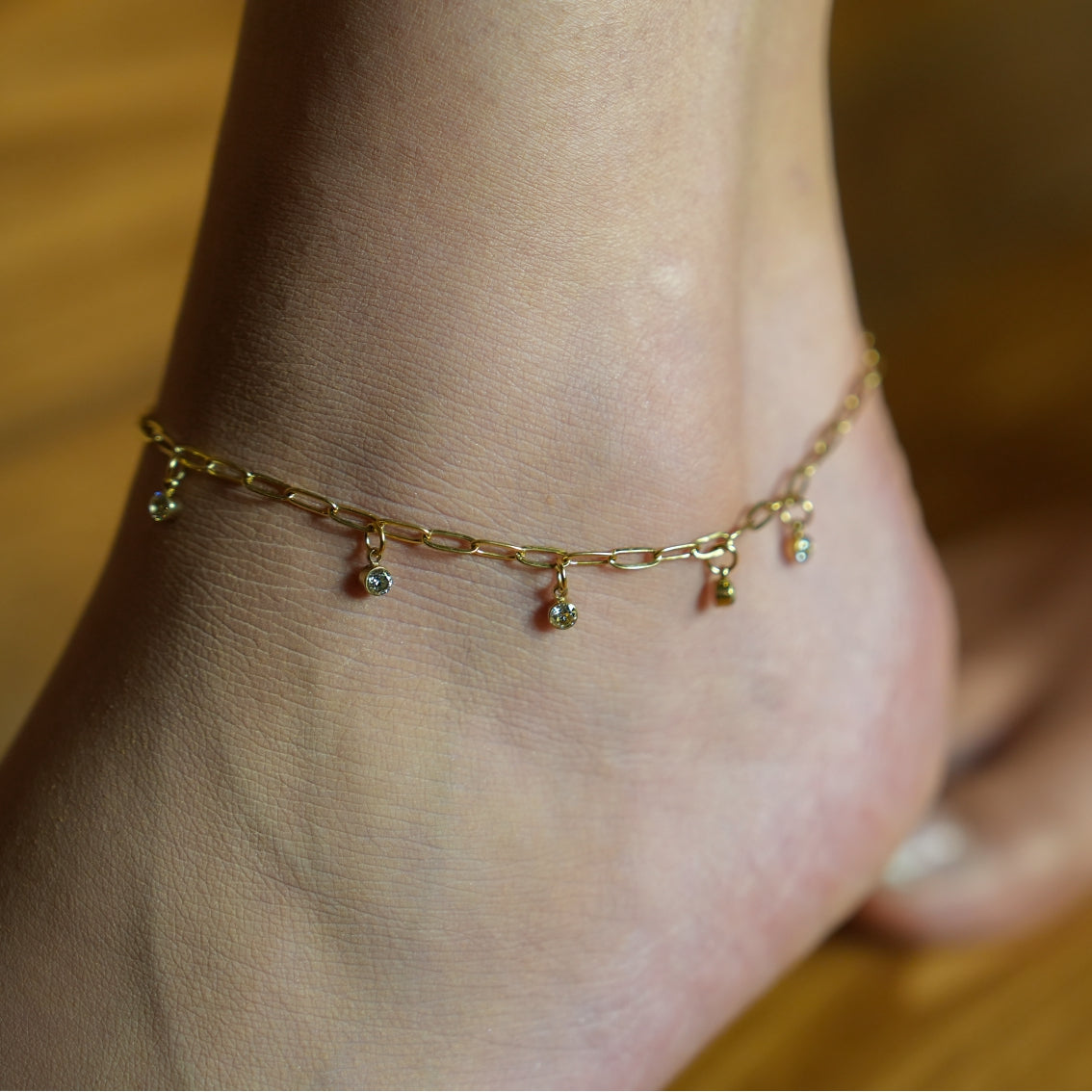 Style CANARI 2083: Mini Paper-Clip Chain Anklet with Satellite Zirconia Charms.