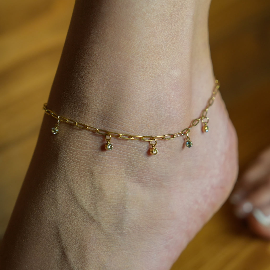 Style CANARI 2083: Mini Paper-Clip Chain Anklet with Satellite Zirconia Charms.