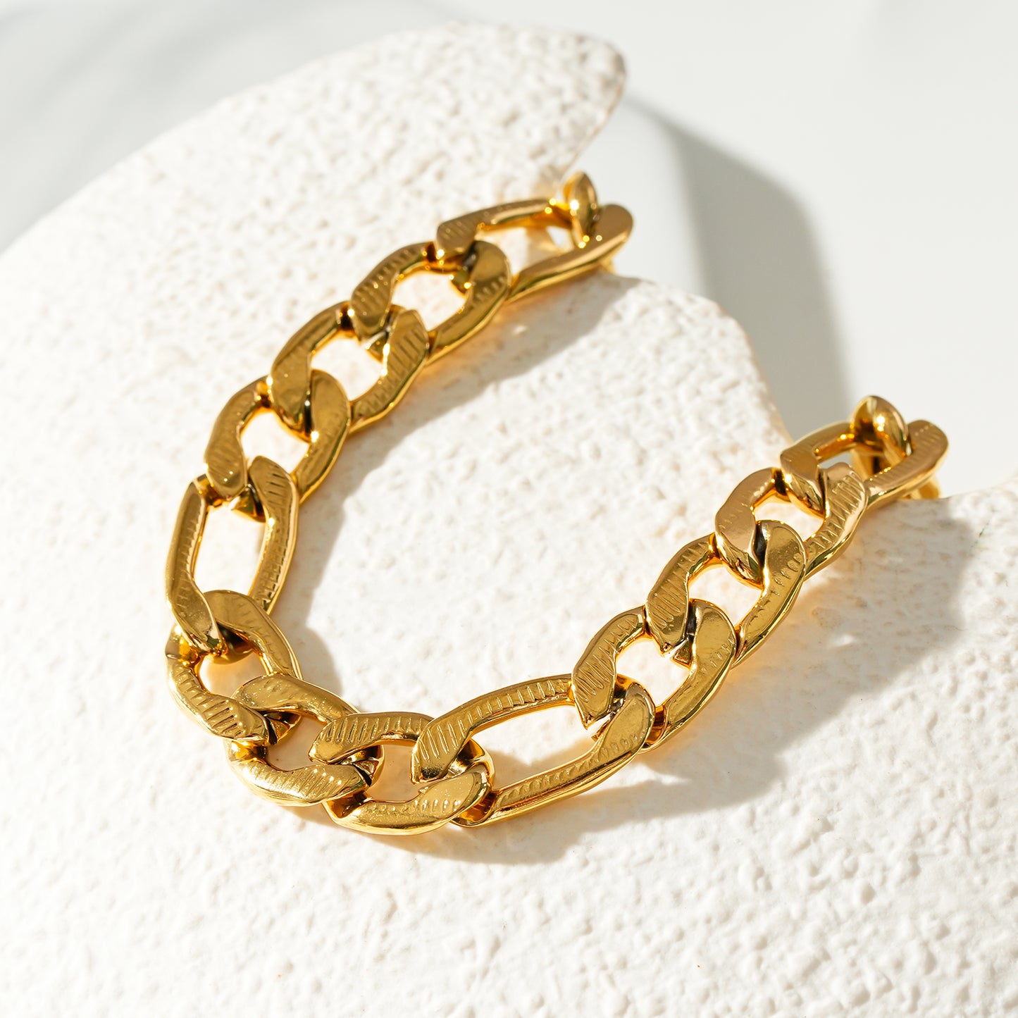 Style CHAPORA: Textured Cuban-Link Chunky Chain Necklace in Gold.