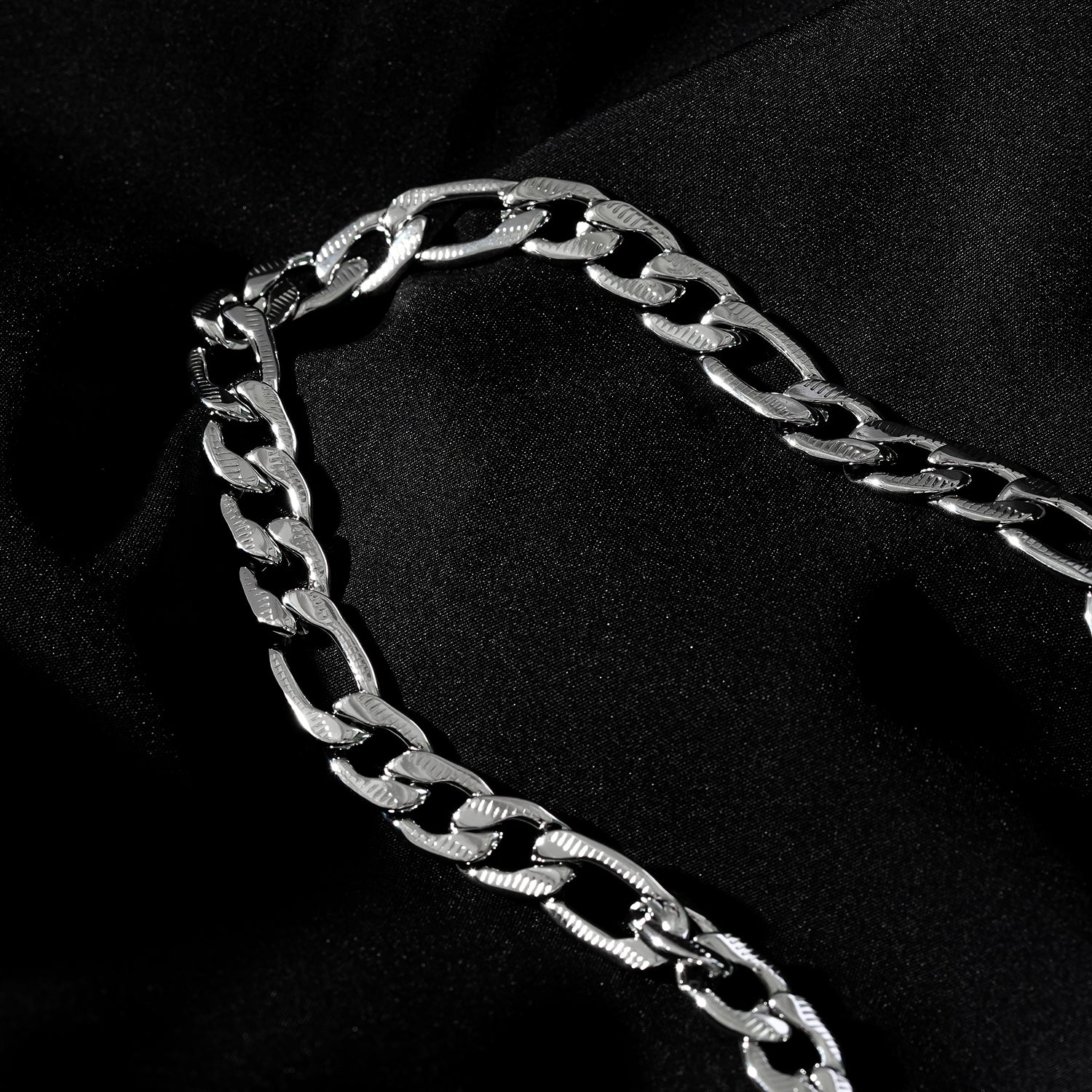 Style CHAPORA: Textured Cuban-Link Chunky Chain Necklace in White Gold (Silver Toned)