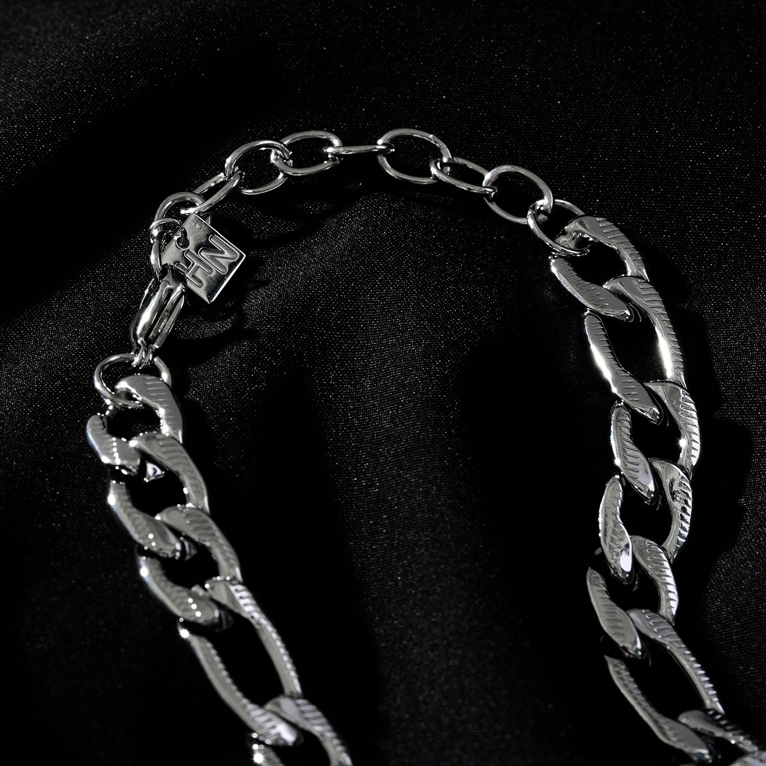 Style CHAPORA: Textured Cuban-Link Chunky Chain Necklace in White Gold (Silver Toned)