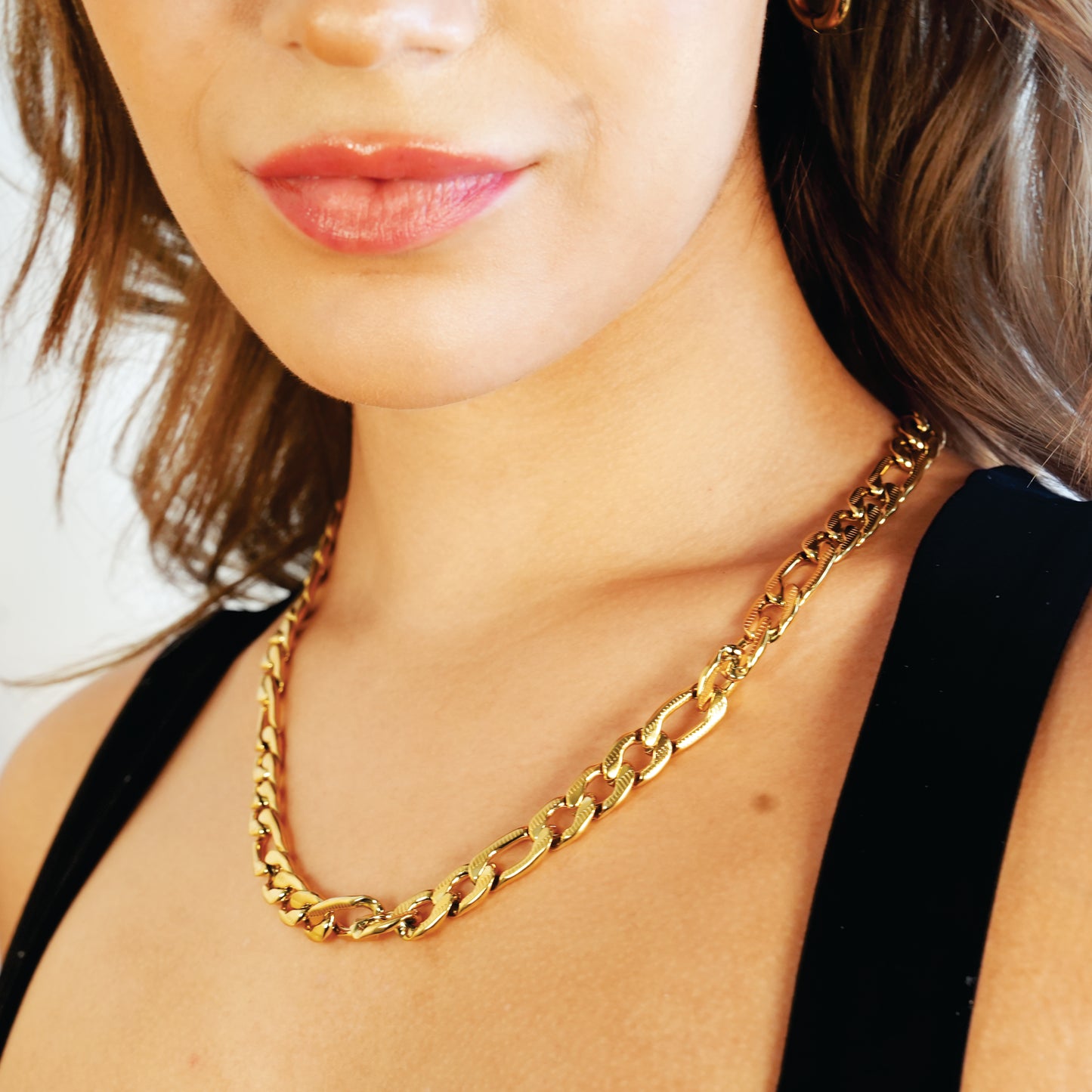 Style CHAPORA: Textured Cuban-Link Chunky Chain Necklace in Gold.