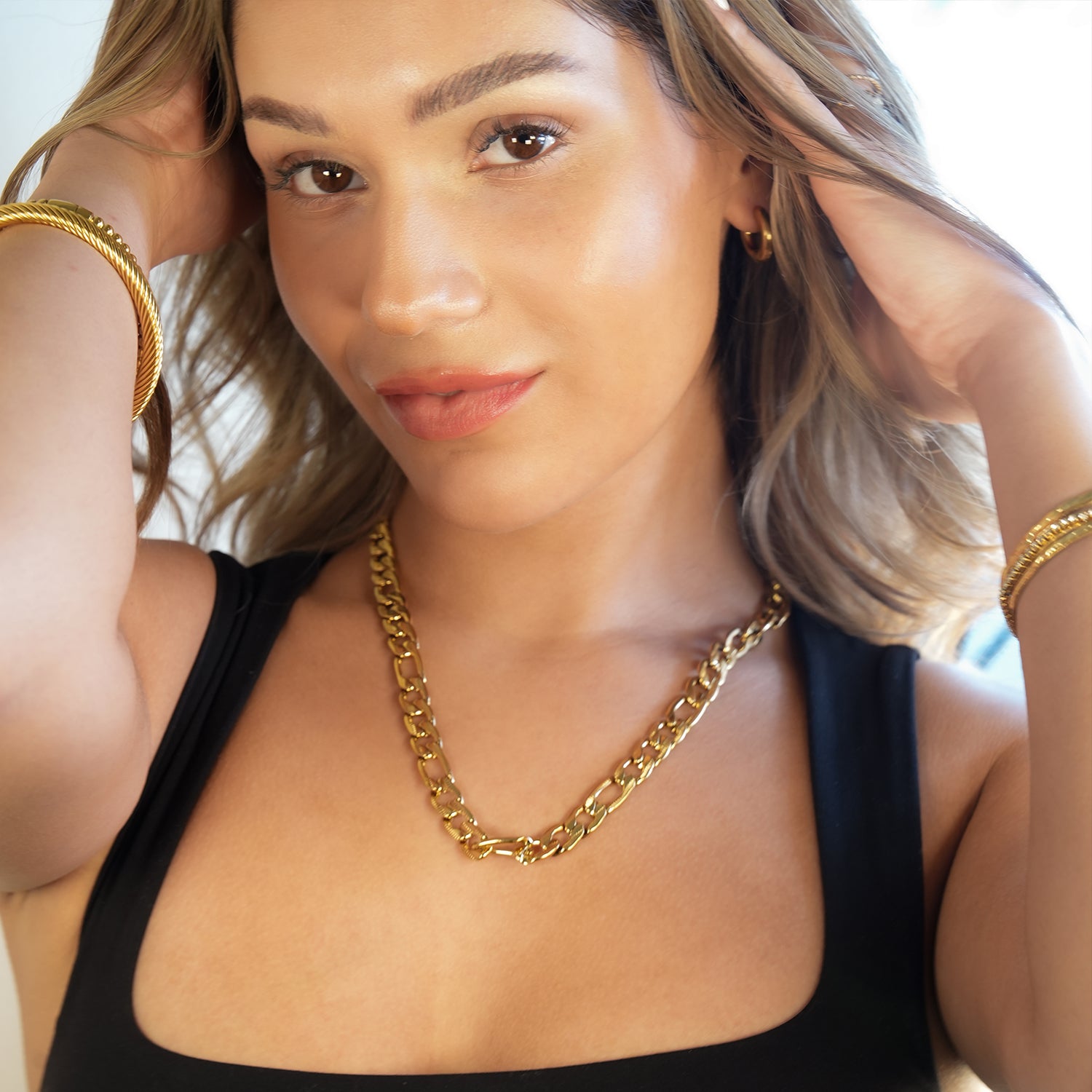 Style CHAPORA: Textured Cuban-Link Chunky Chain Necklace in Gold.