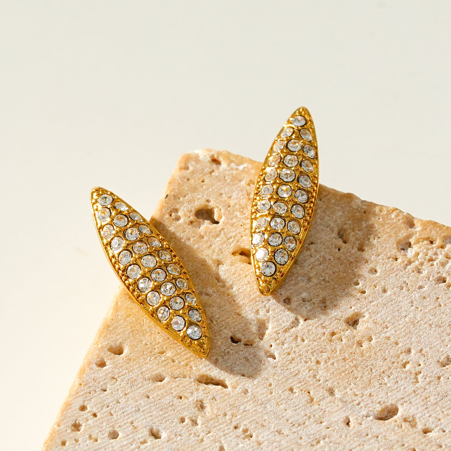 Style CHARLESVOIX: Minimalist Pavé Zirconia Oval Shaped Stud Earrings Gold