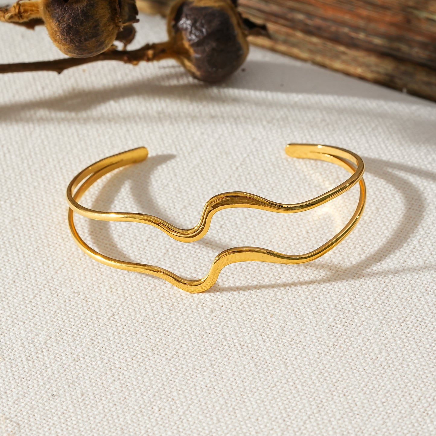 Style CHITRA: Industrial-Chic Bracelet with Abstract Shaped Parallel Bands in Gold