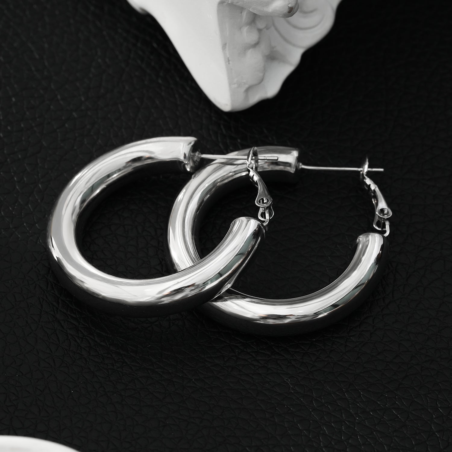 DERIVIER: Semi-Wide Essential Hoop Earrings in Silver Toned White Gold (3.5cm)