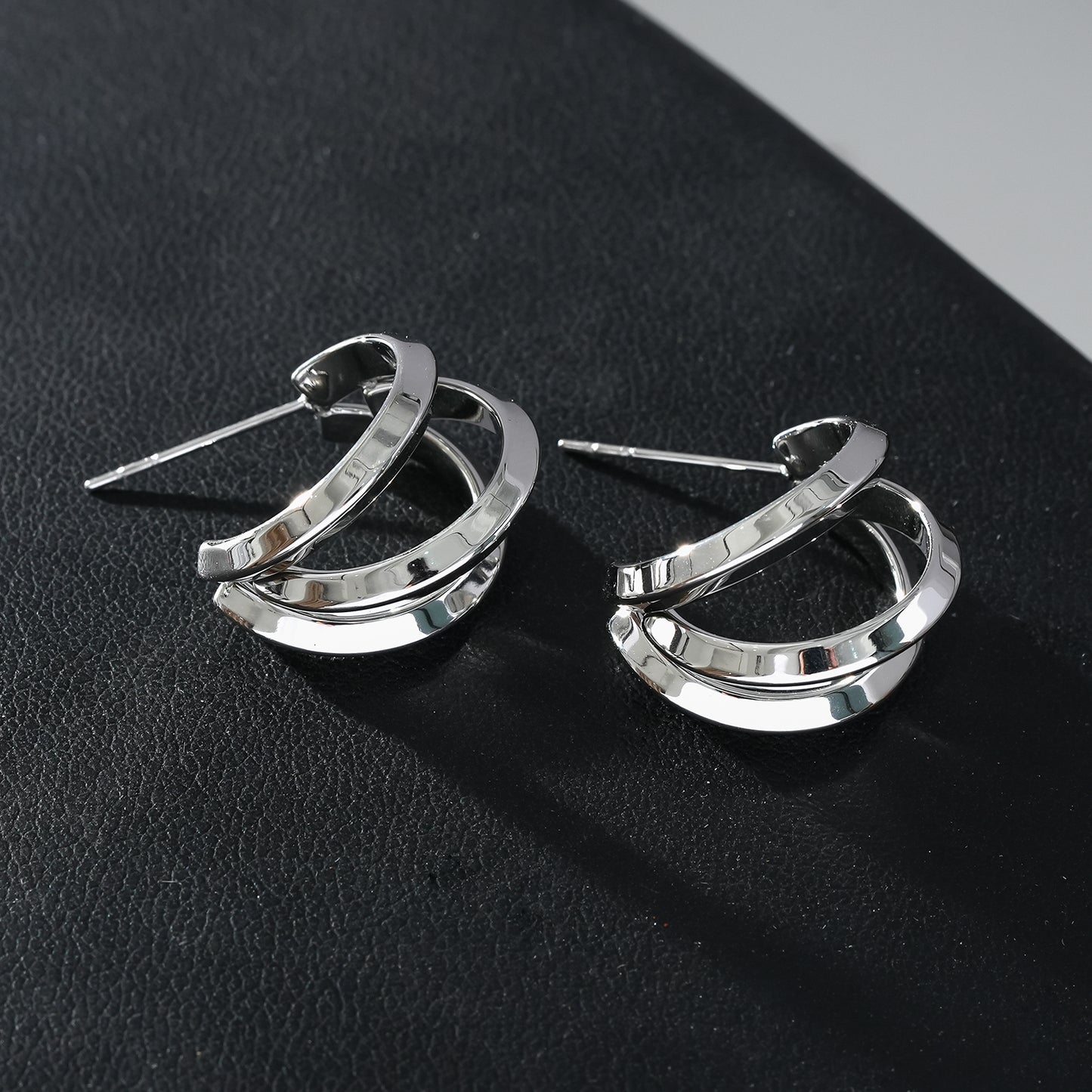 Style GRIZZANA: Triple Banded Hoop Earrings in Silver