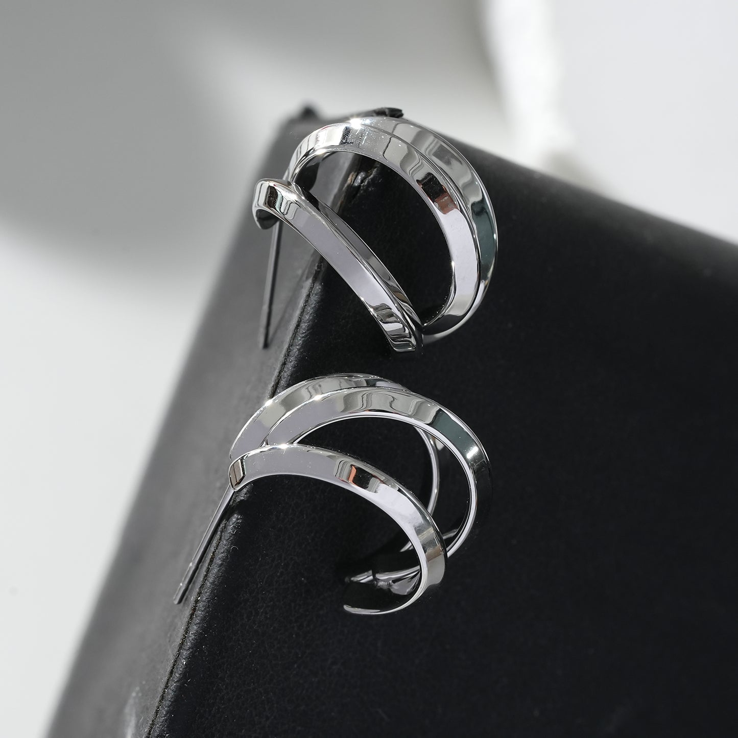 Style GRIZZANA: Triple Banded Hoop Earrings in Silver