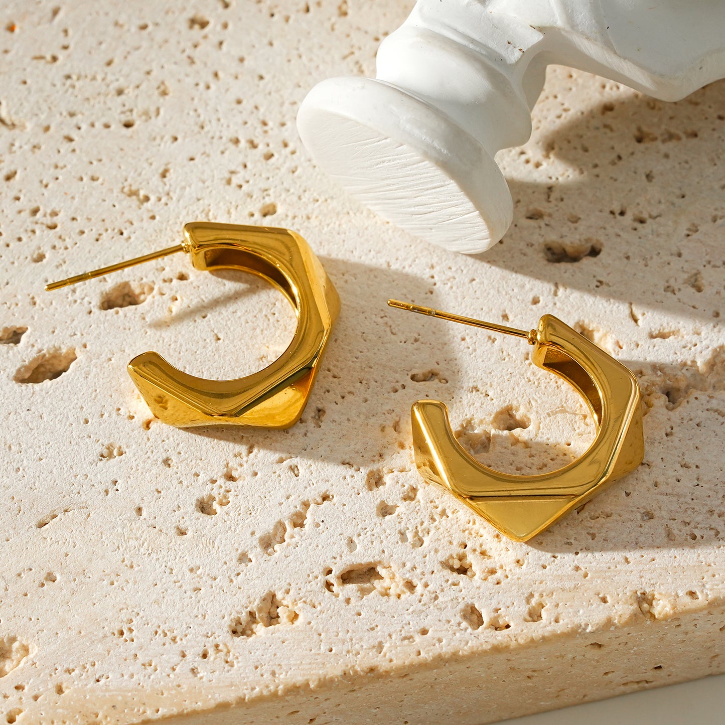 Style PERIDO Gold: Art Deco Styled Geometric Hoop Earrings