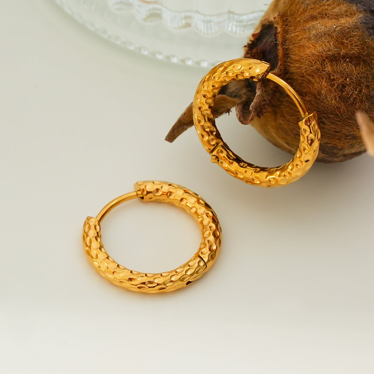 EDGWARE: Decorative Hammered Hoop Earrings in Gold