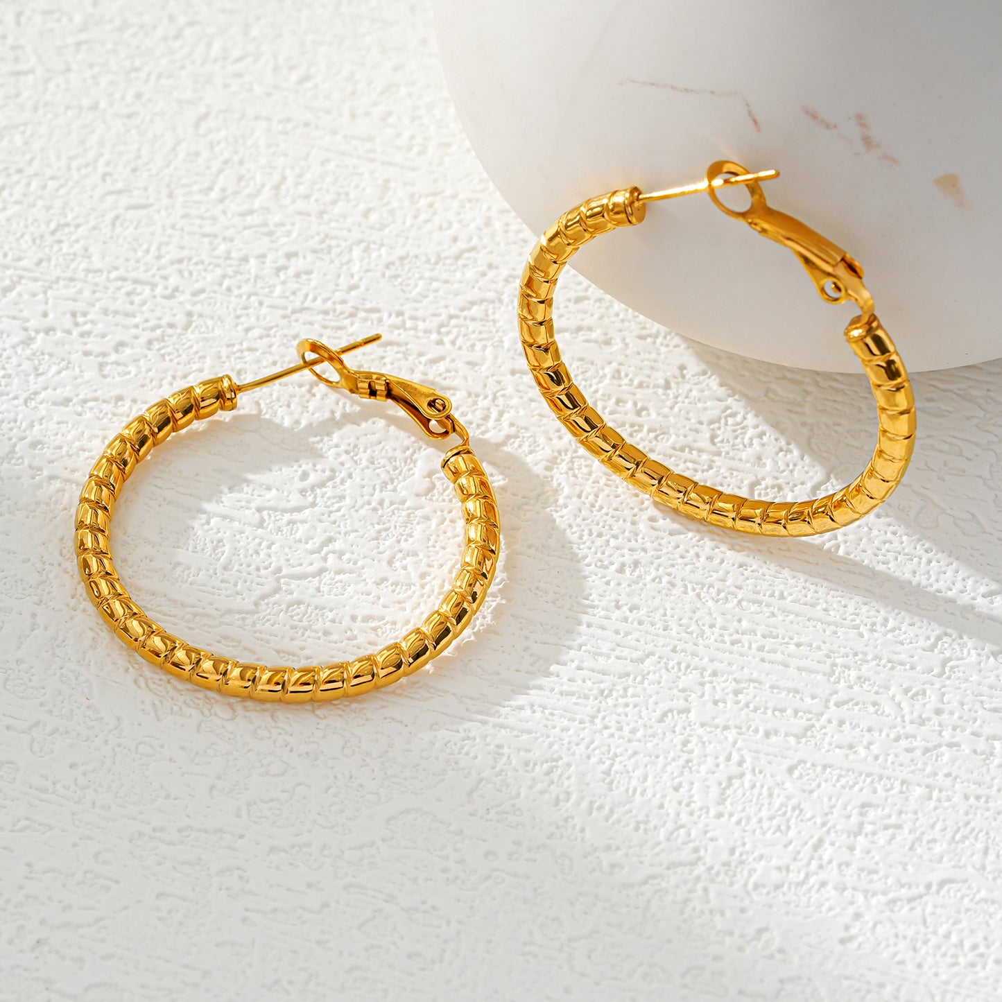 Style ETSUKO: Sculptured Reed Pattern Hoop Earrings