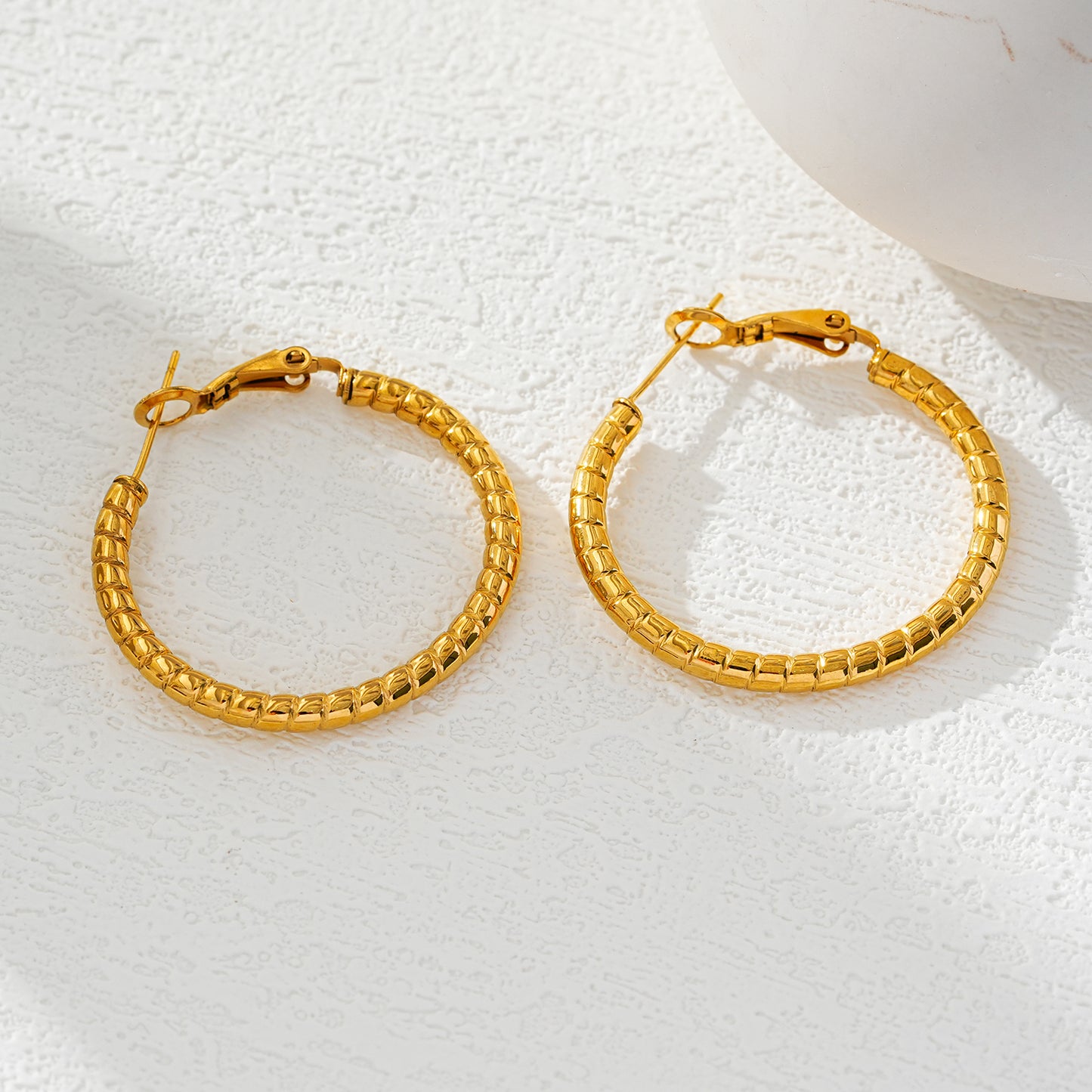 Style ETSUKO: Sculptured Reed Pattern Hoop Earrings