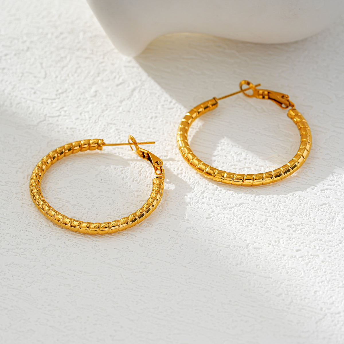 Style ETSUKO: Sculptured Reed Pattern Hoop Earrings