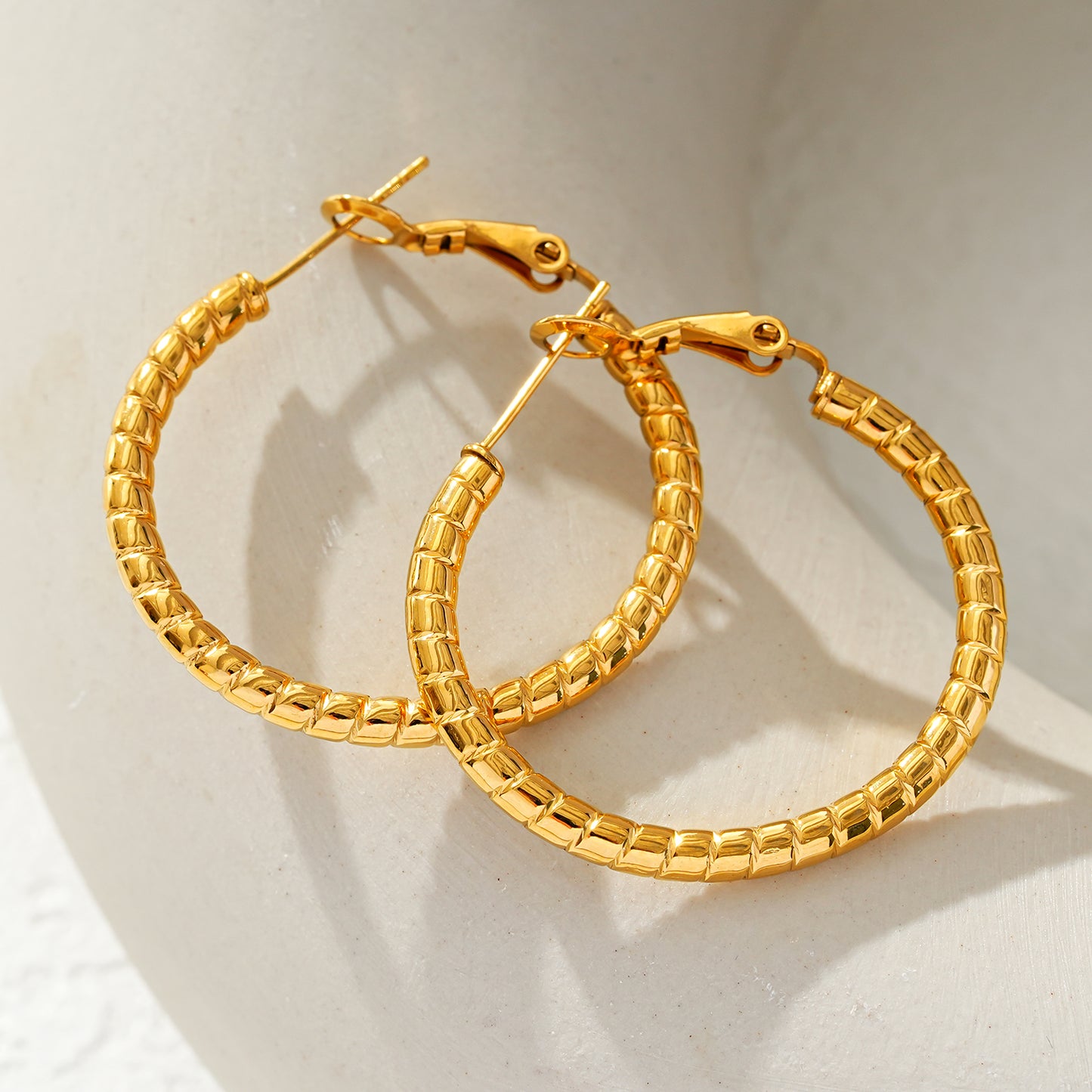 Style ETSUKO: Sculptured Reed Pattern Hoop Earrings