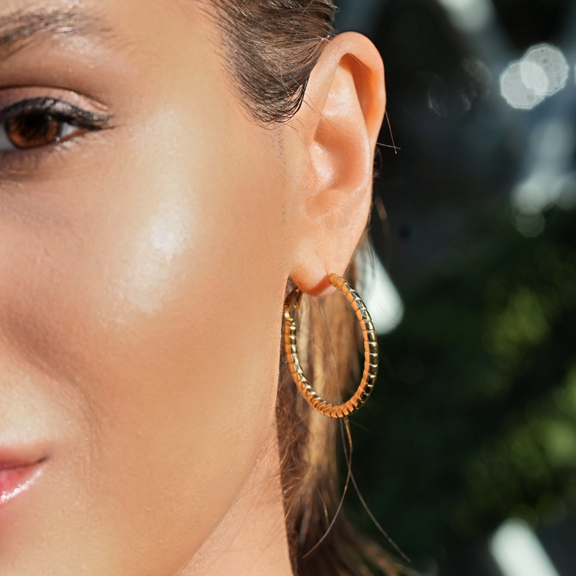 Style ETSUKO: Sculptured Reed Pattern Hoop Earrings