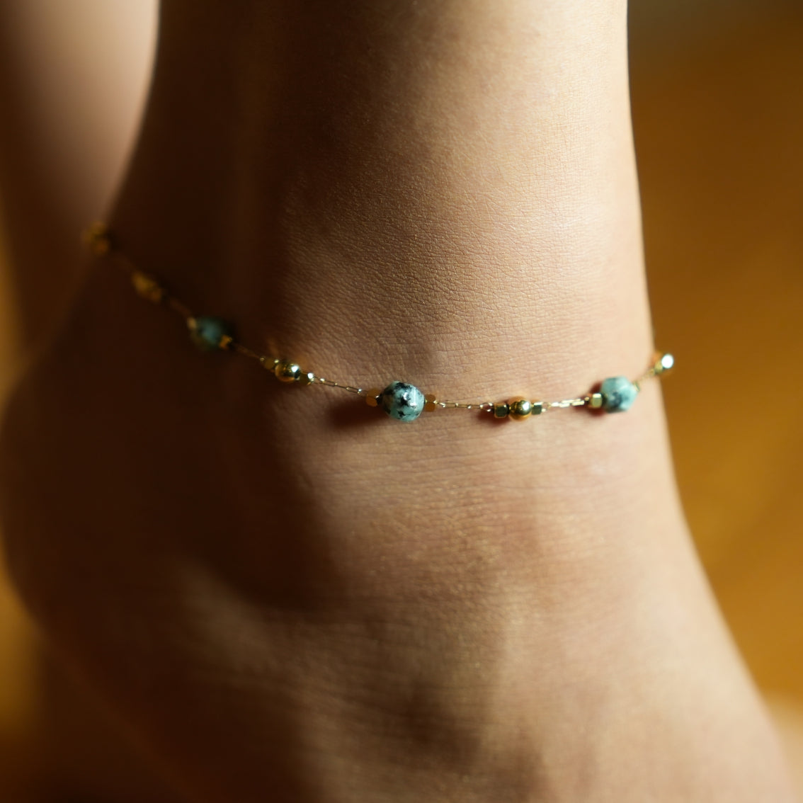 Style GIROC 9595: Link-Chain, Gold Beads &amp; African Turquoise Natural Stones Anklet.