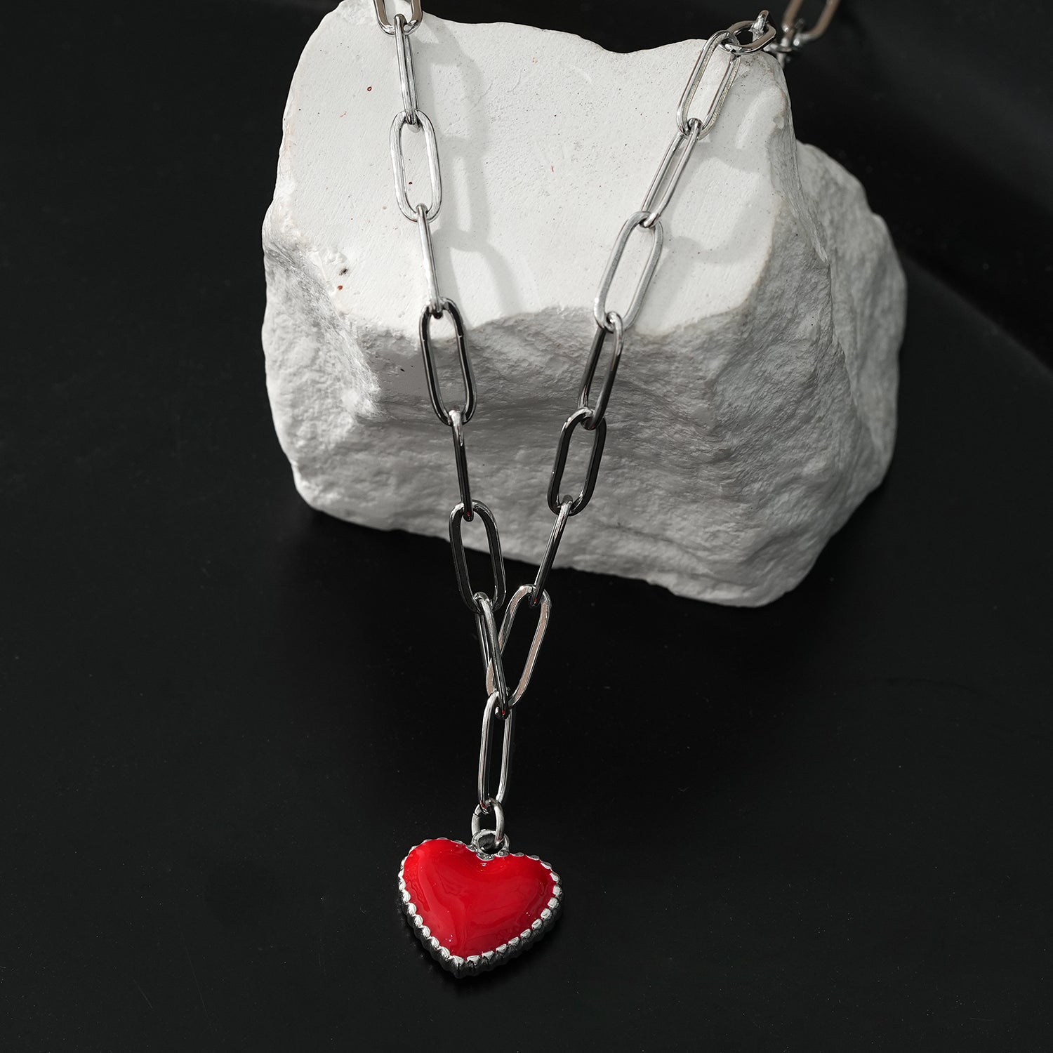 Style HEART ROUGE: Paper Clip Chain Anchoring an Enameled Heart Charm in Silver