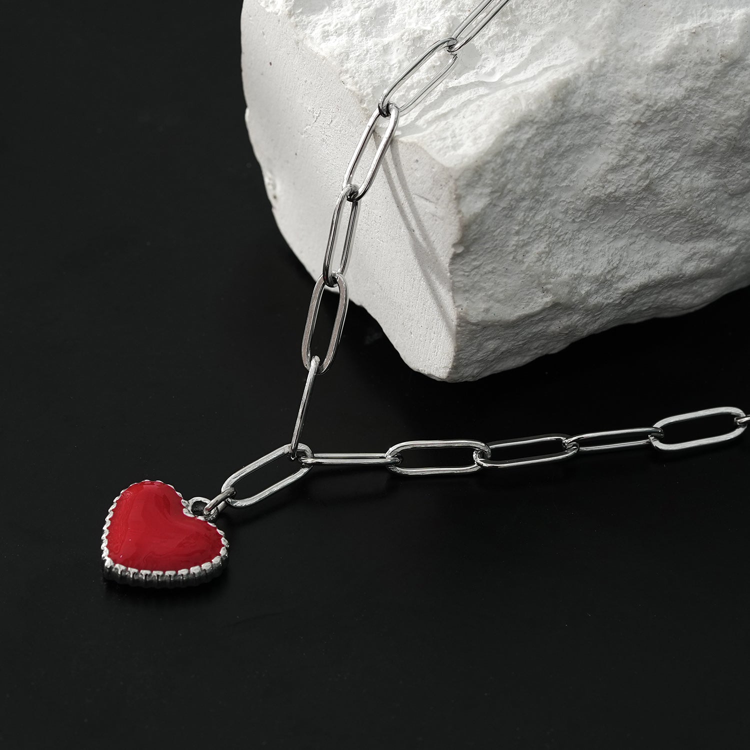 Style HEART ROUGE: Paper Clip Chain Anchoring an Enameled Heart Charm in Silver