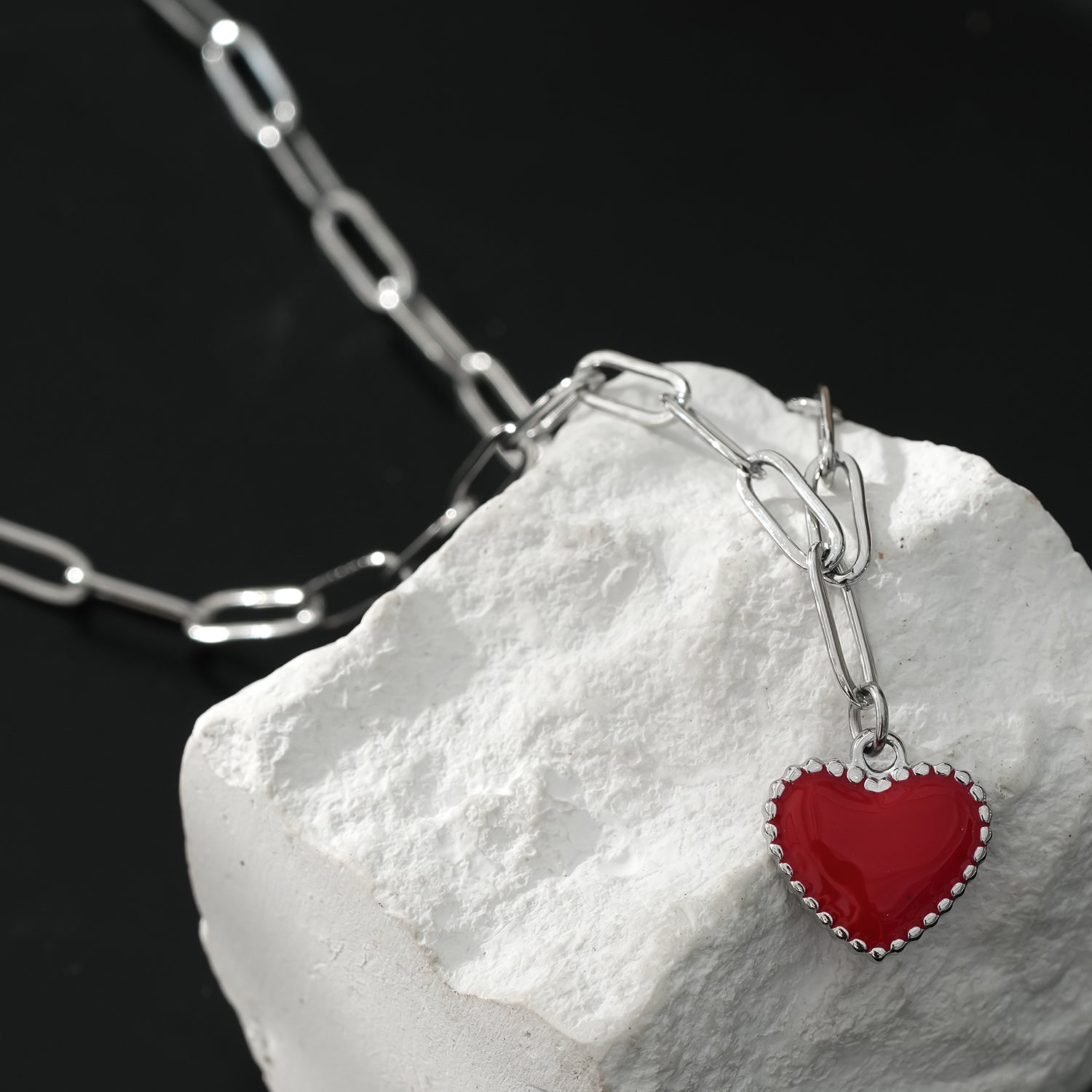 Style HEART ROUGE: Paper Clip Chain Anchoring an Enameled Heart Charm in Silver