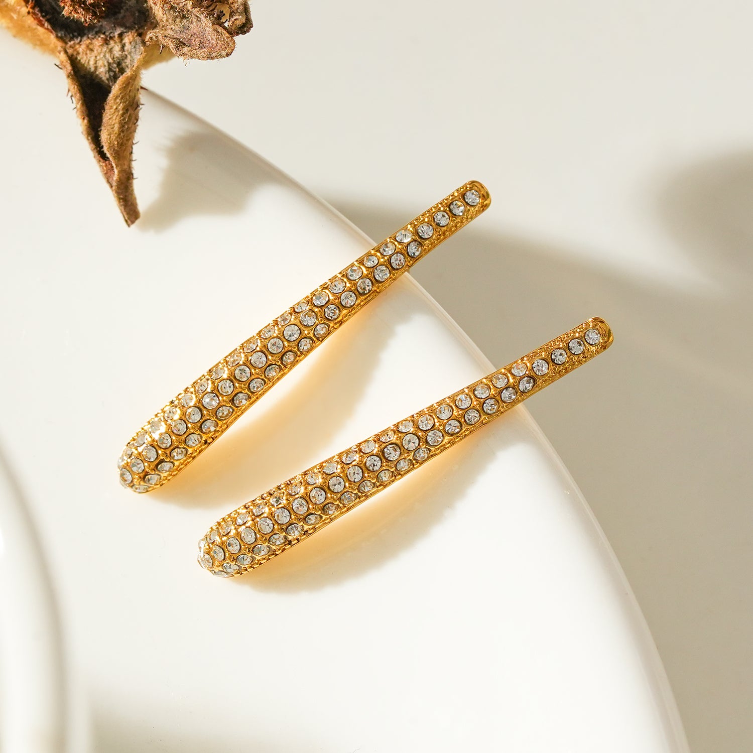 Style HILO: Curved Pavé Zirconia Shaped Stud Earrings Gold