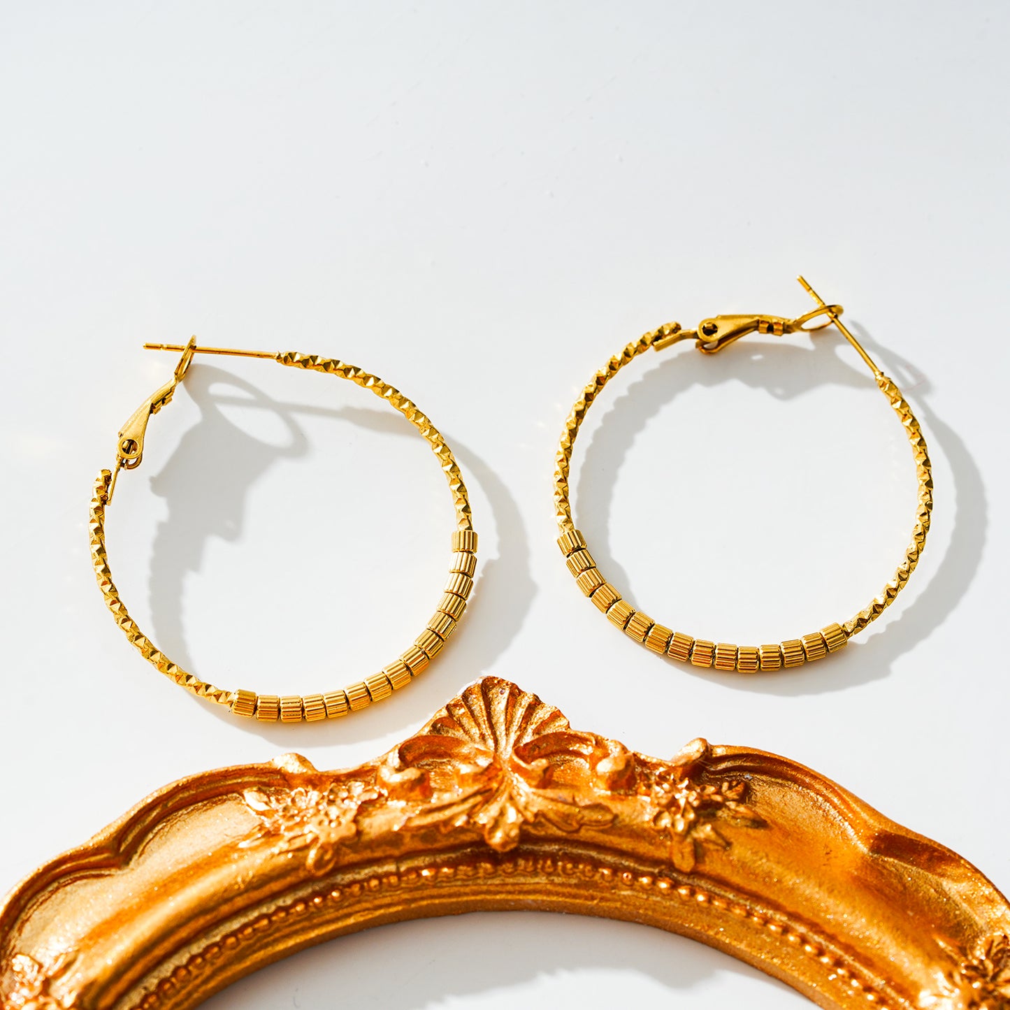 Style HOSHIKA 7712: Variable Textured Beaded Hoop Earrings