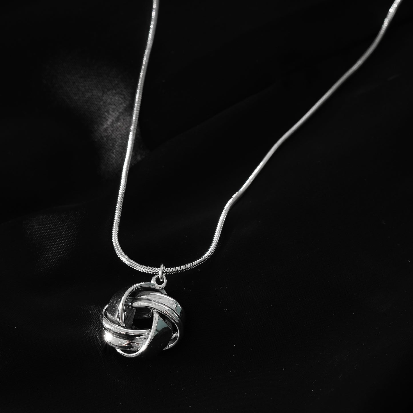 Style JASPUR: Snakeskin Chain Necklace with Love-Knot Pendant in White Gold (Silver Toned)