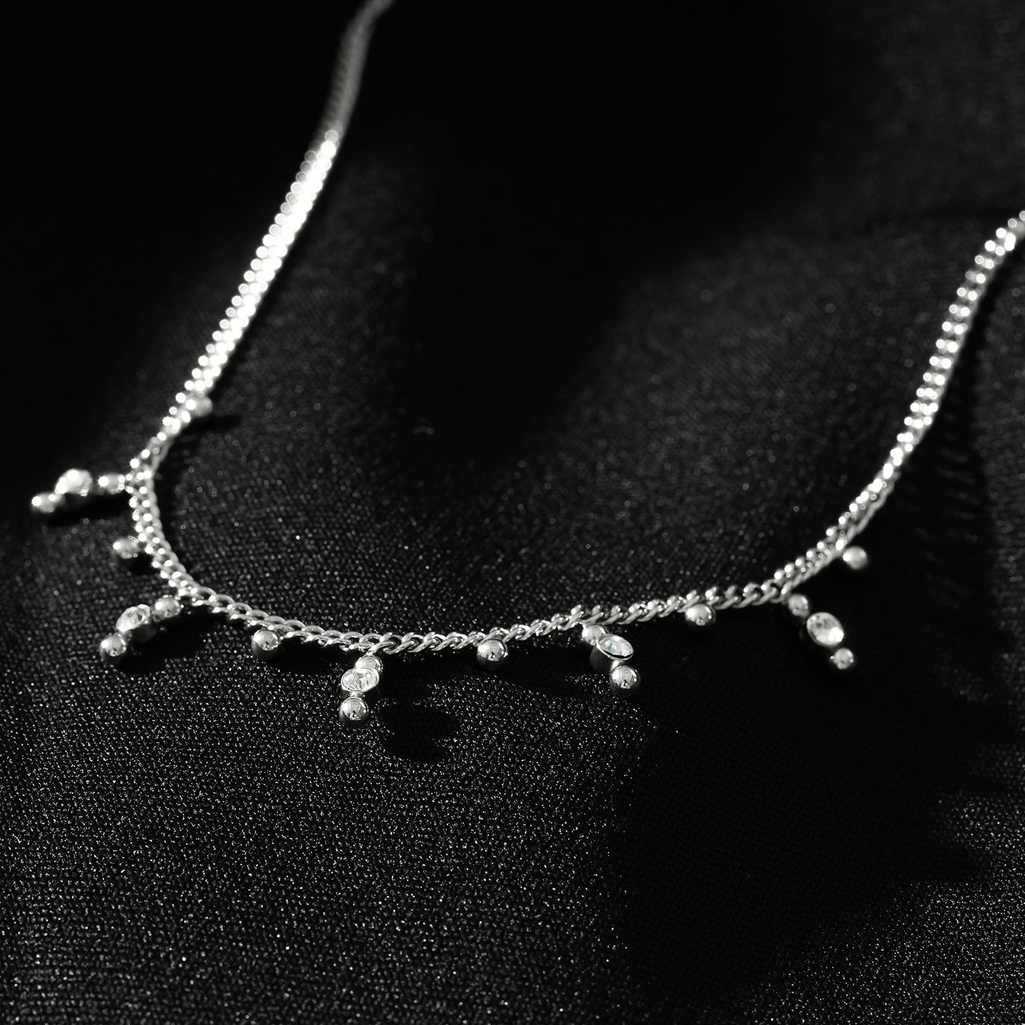 Style KALPI: Zirconia & Ball-Beaded Chain Necklace in Silver